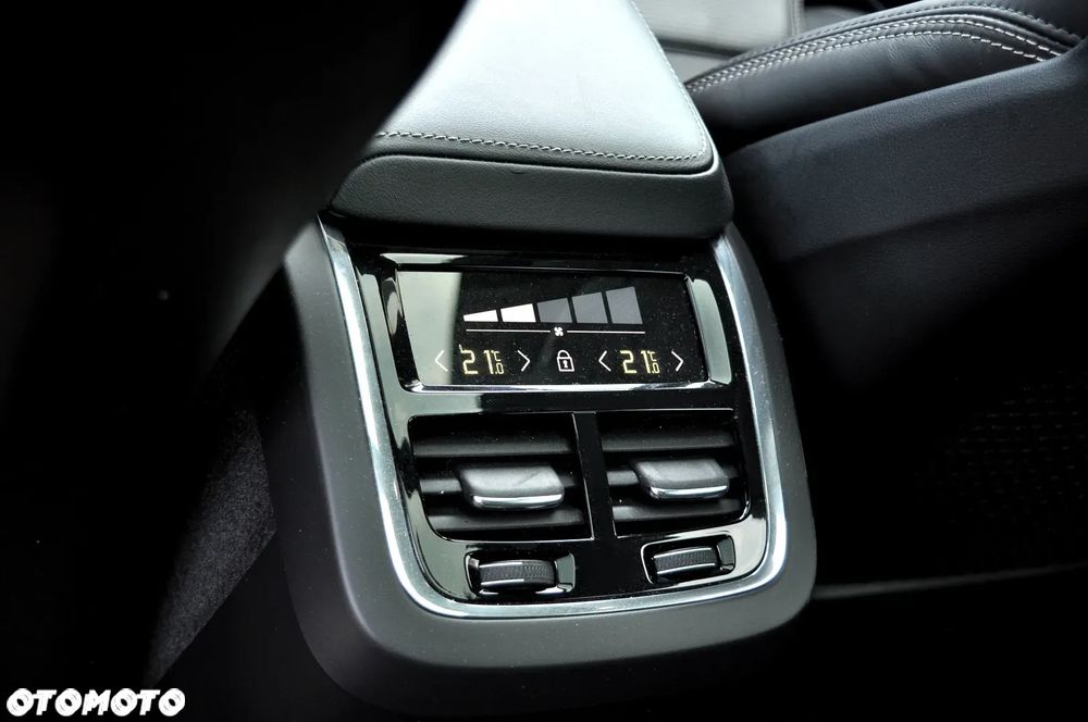 Volvo XC 60 B5 D AWD Ultimate Dark - 30