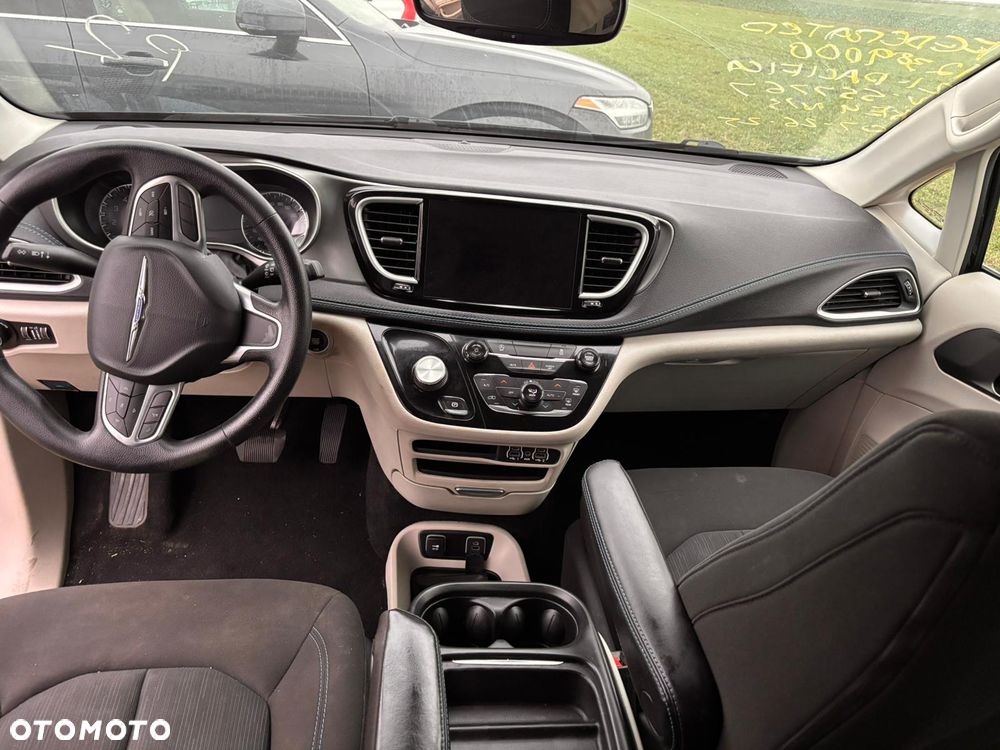 Chrysler Pacifica - 11