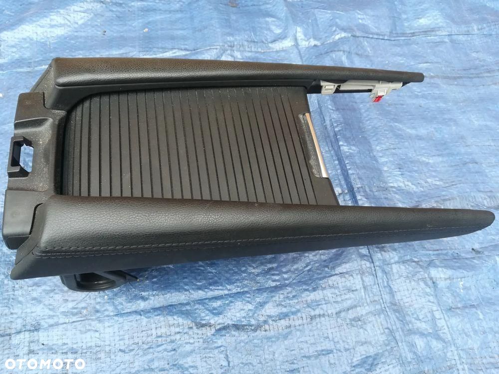 Mazda 3 BM Lift Schowek Podłokietnika Na Kubki - 1