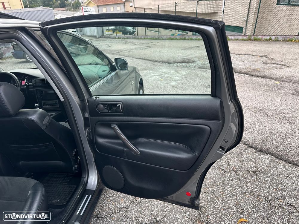 VW Passat 1.9 TDi Highline - 23