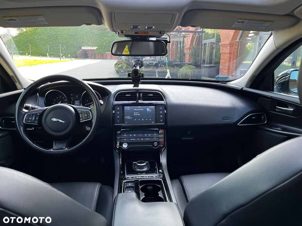 Jaguar XE 25t Prestige - 30