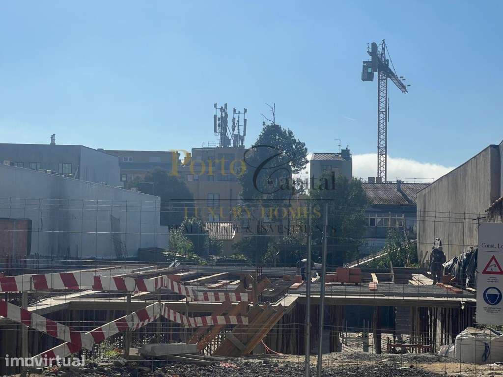 LOJA COM 600 M² + 10 LUGARES DE GARAGEM | SANTO OVÍDIO | 1.500.000 € - Grande imagem: 5/20