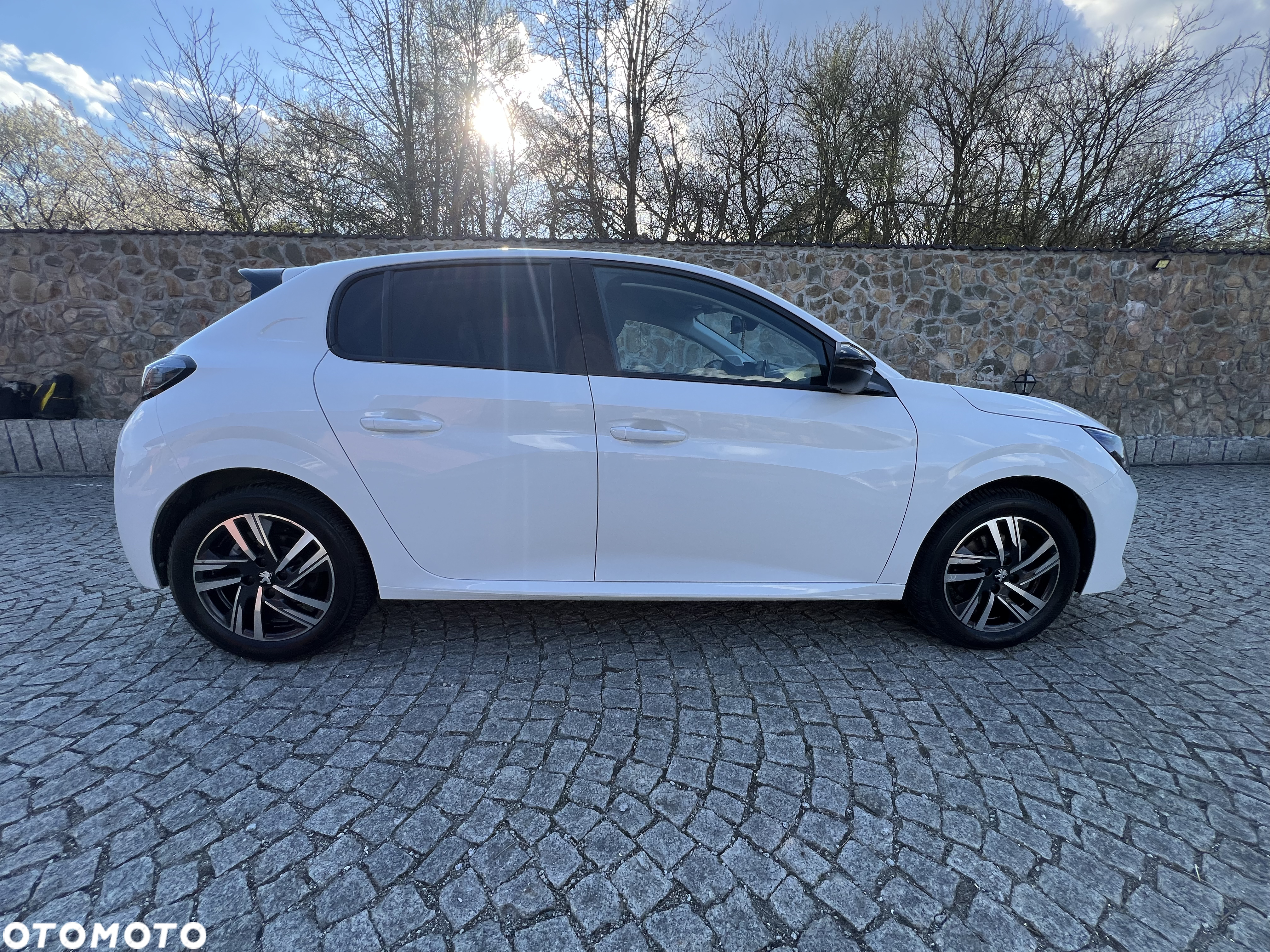 Peugeot 208 - 8