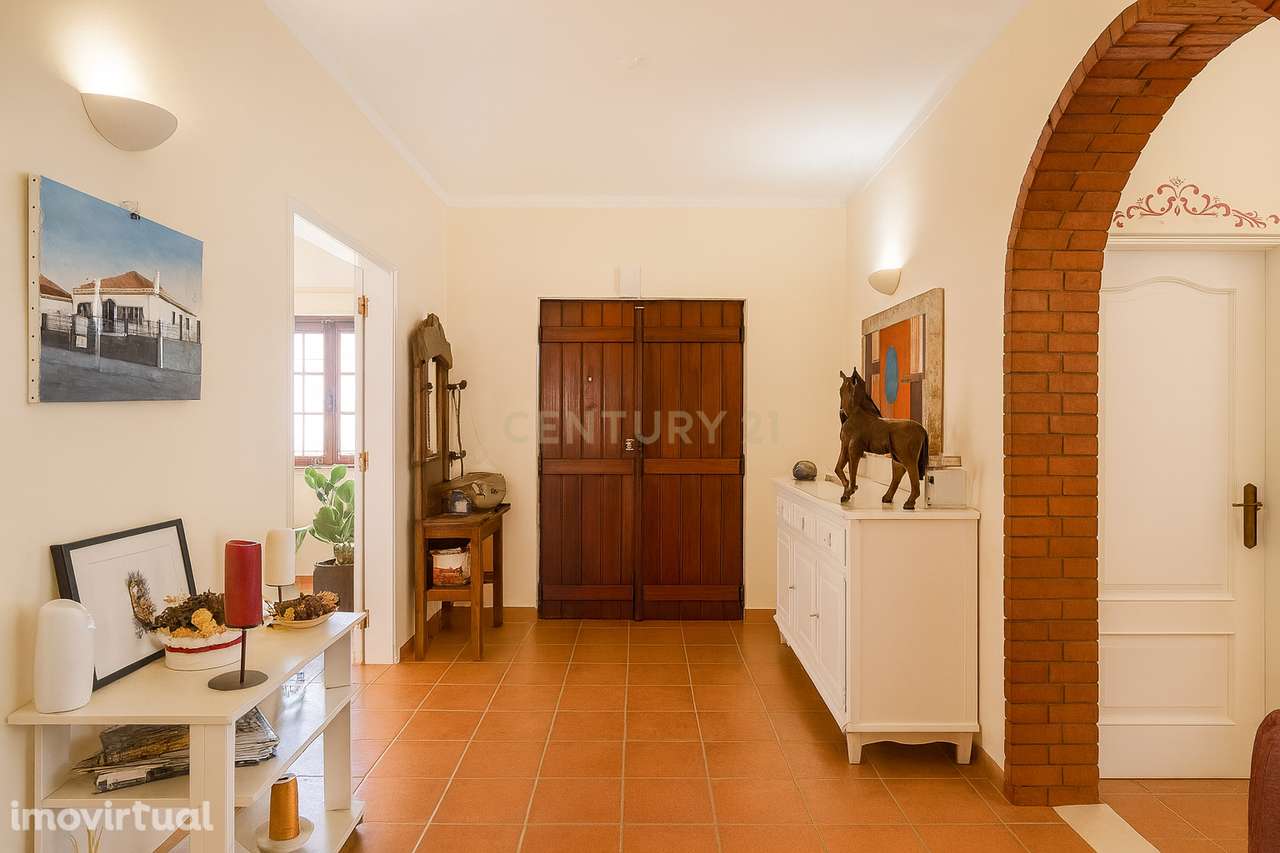 Elegante Moradia que Combina Espaço, Funcionalidade e Qualidade de Vid - Grande imagem: 5/51