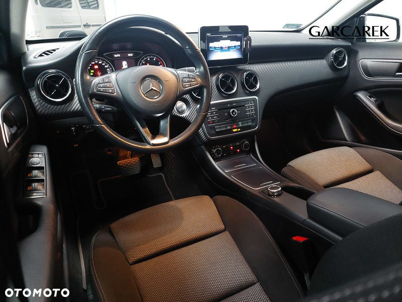 Mercedes-Benz GLA 180 7G-DCT - 14