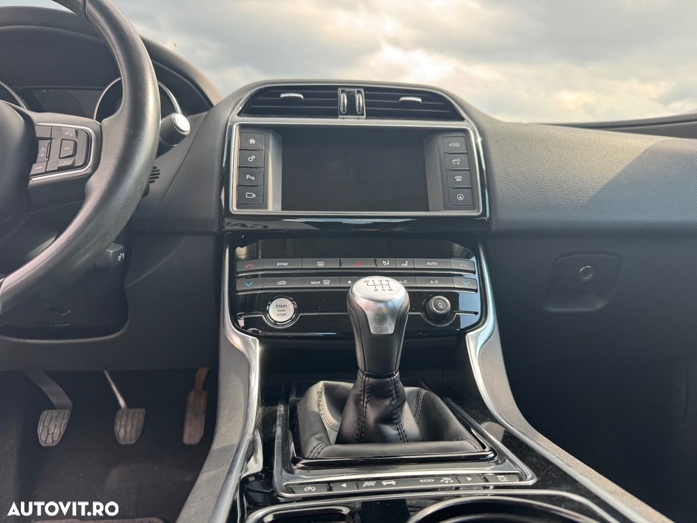 Jaguar XE 2.0 Prestige - 4