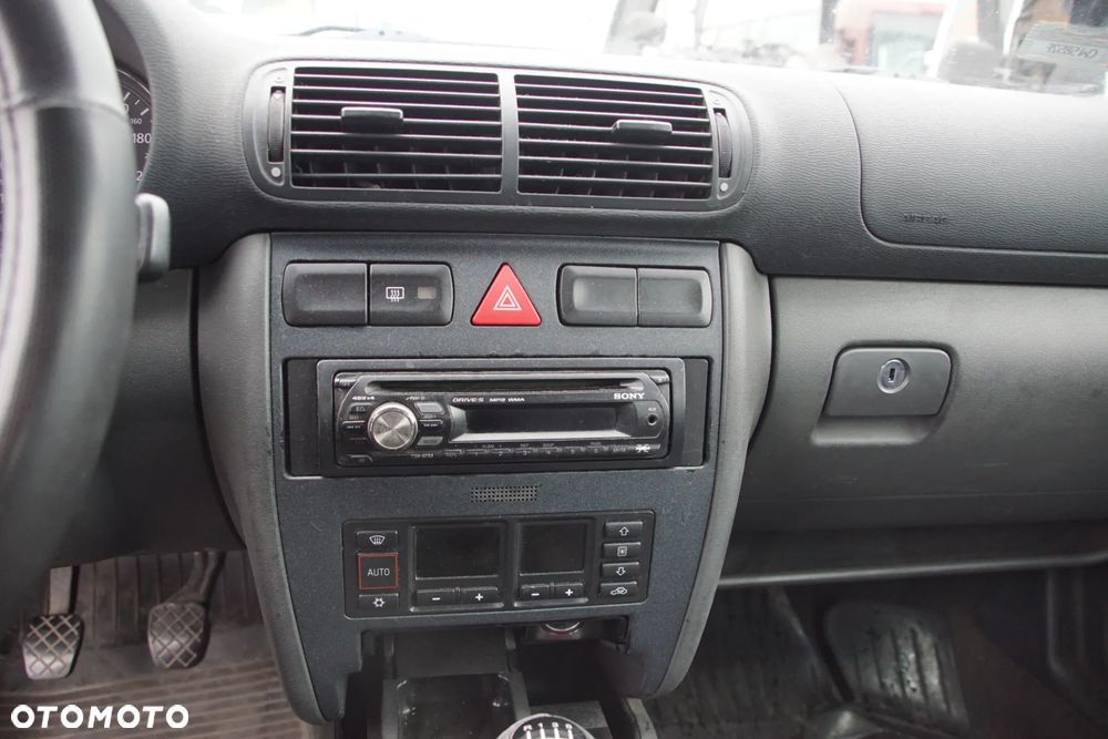 Auto na części - Audi A3 8L 1.6 8V 101 KM APF DUU LY3F 2000R Silnik Skrzynia Drzwi Maska Błotnik Klapa Lampa Lusterko Klamka Szyba Deska Kokpit Sterownik Moduł Czujnik Licznik Panel Kierownica - 12