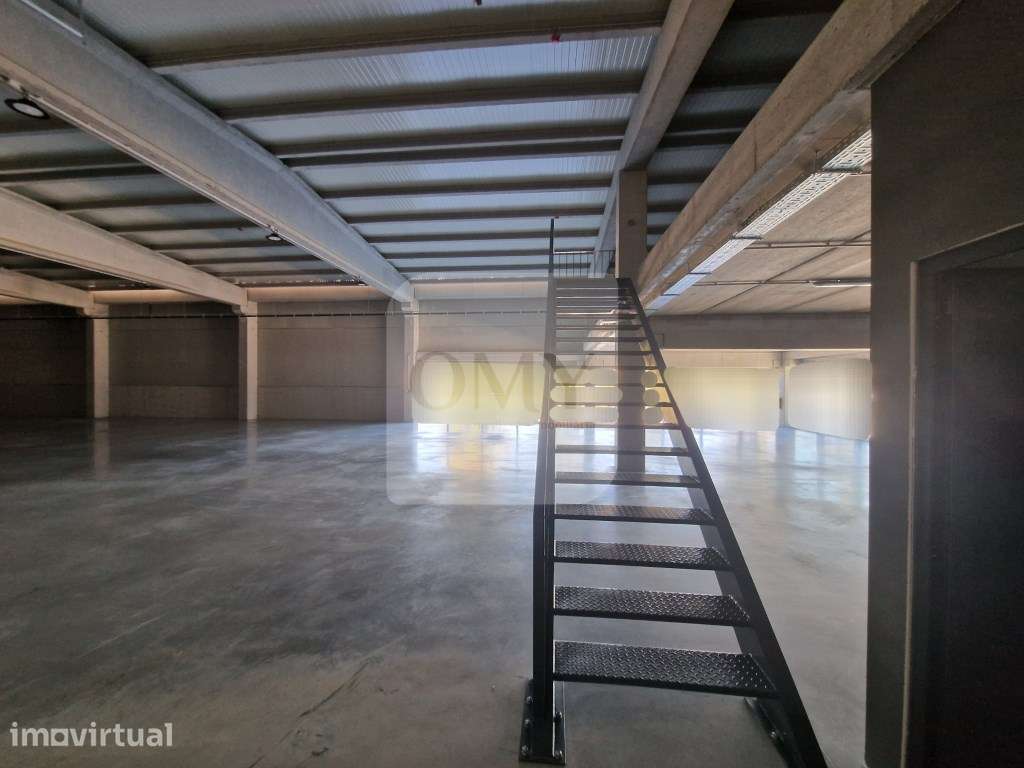 Armazém novo de 930 m2, com cais junto à Zona Industrial de Vila Real - Grande imagem: 3/13