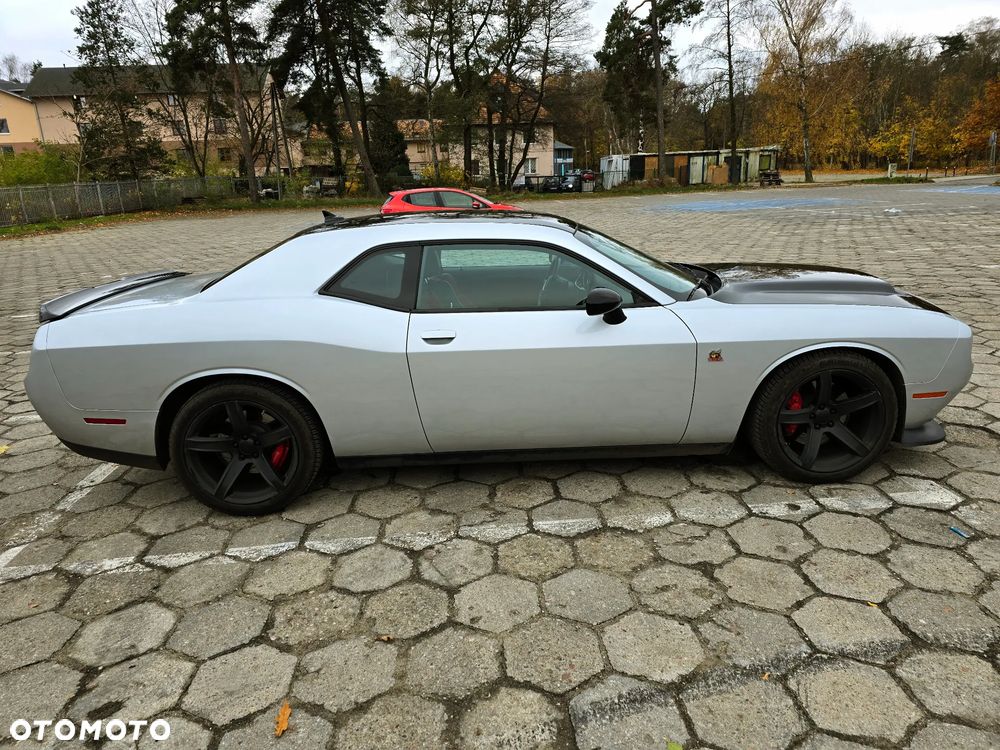 Dodge Challenger - 11