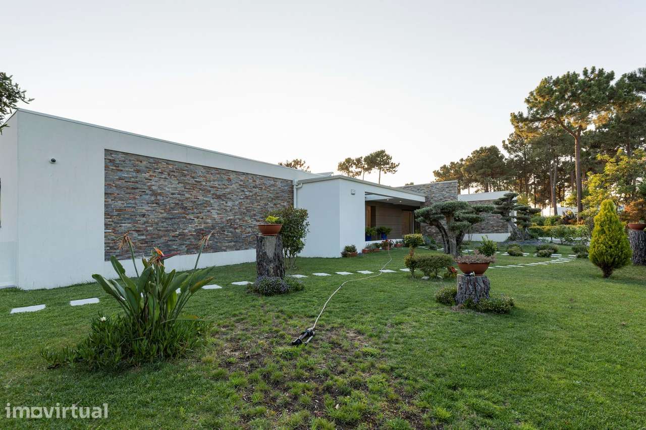 MORADIA FAMILIAR E CONTEMPORÂNEA NA HERDADE DA AROEIRA | Praceta dos L - Grande imagem: 4/51