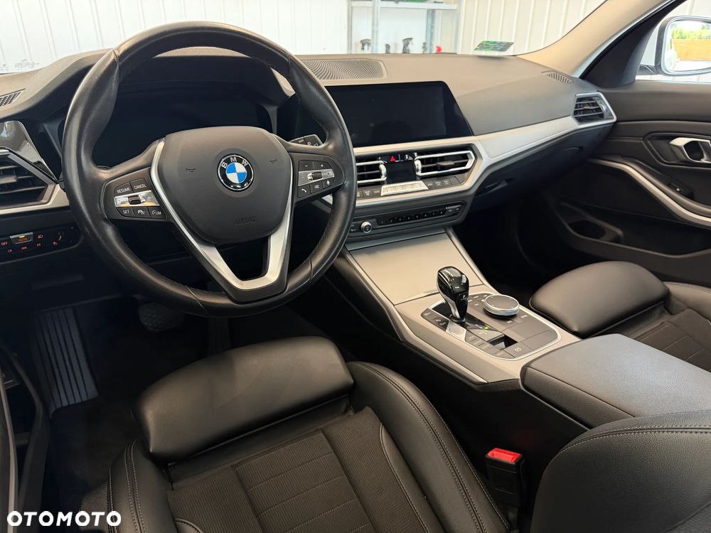 BMW Seria 3 318i Sport - 12