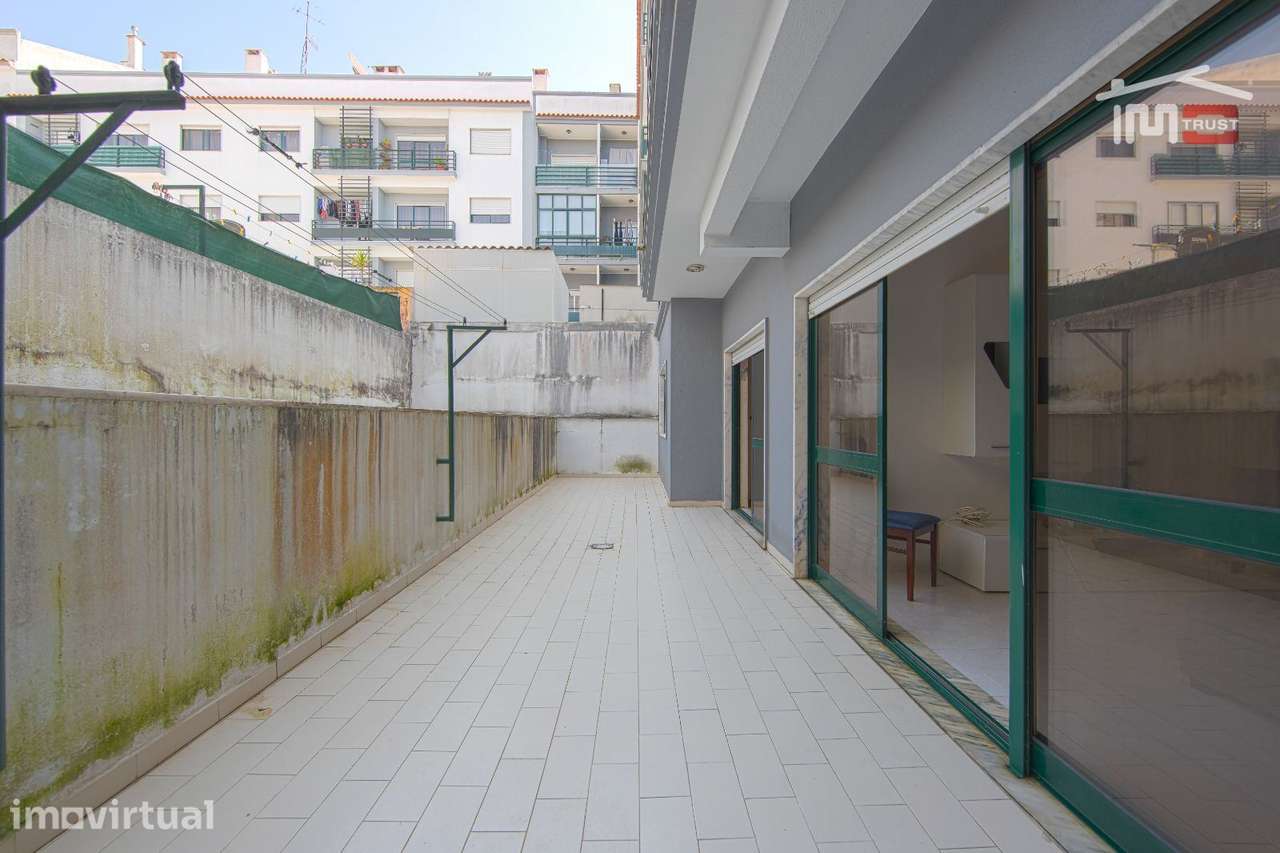 T2 com Terraço , Garagem e Arrecadação | Vale Mourão - Grande imagem: 2/38