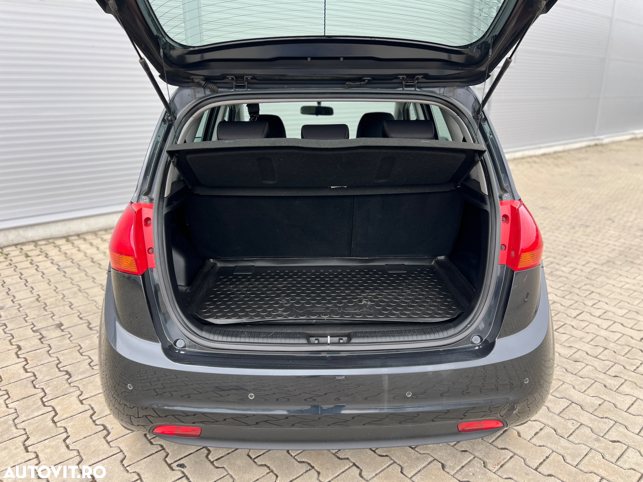 Kia Venga 1.6 CRDi 128 Black Collection - 12