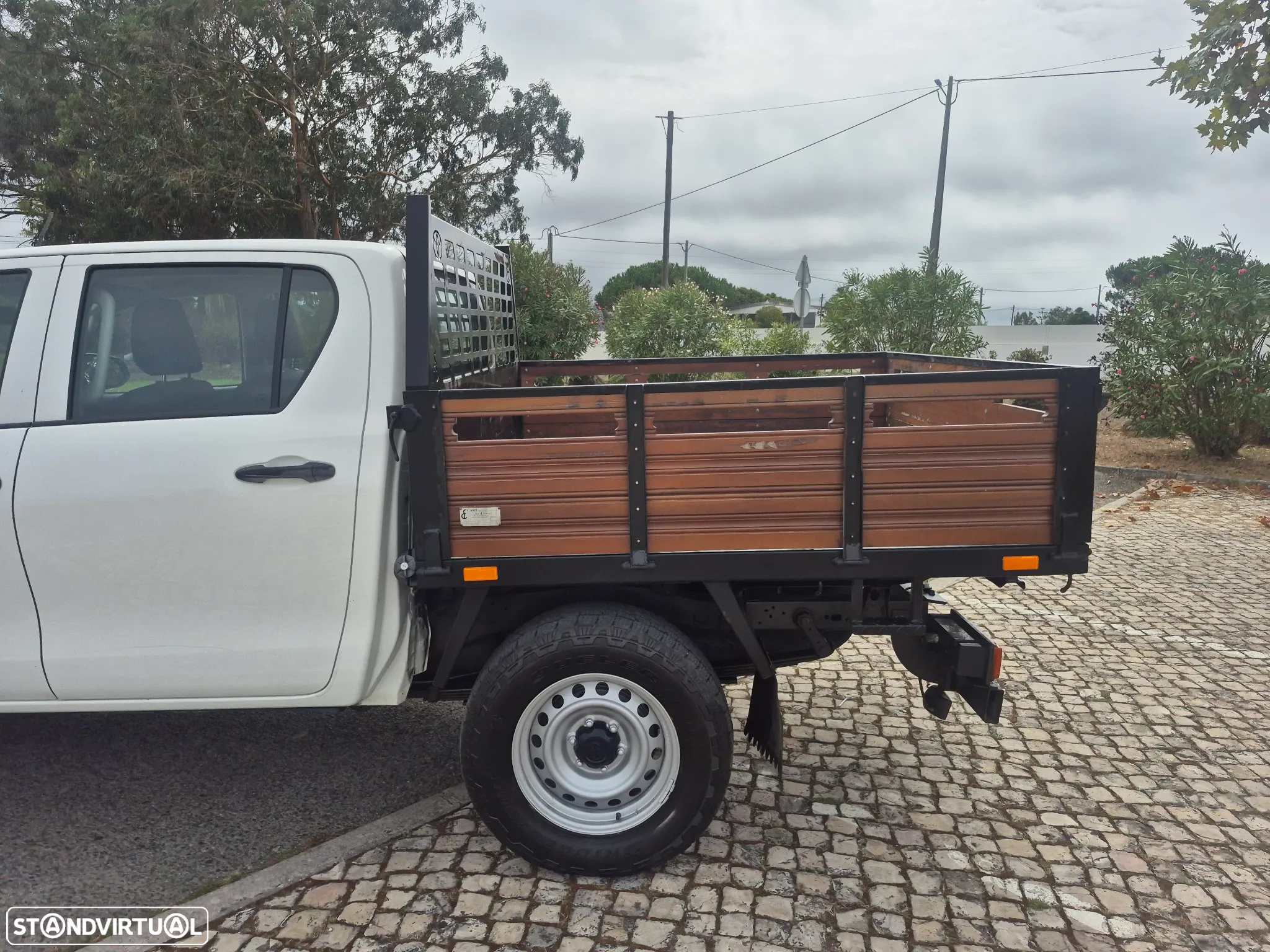 Toyota Hilux 2.4D-4D 4X4 - 2024 - 5 LUGARES - 12.000KM - 5