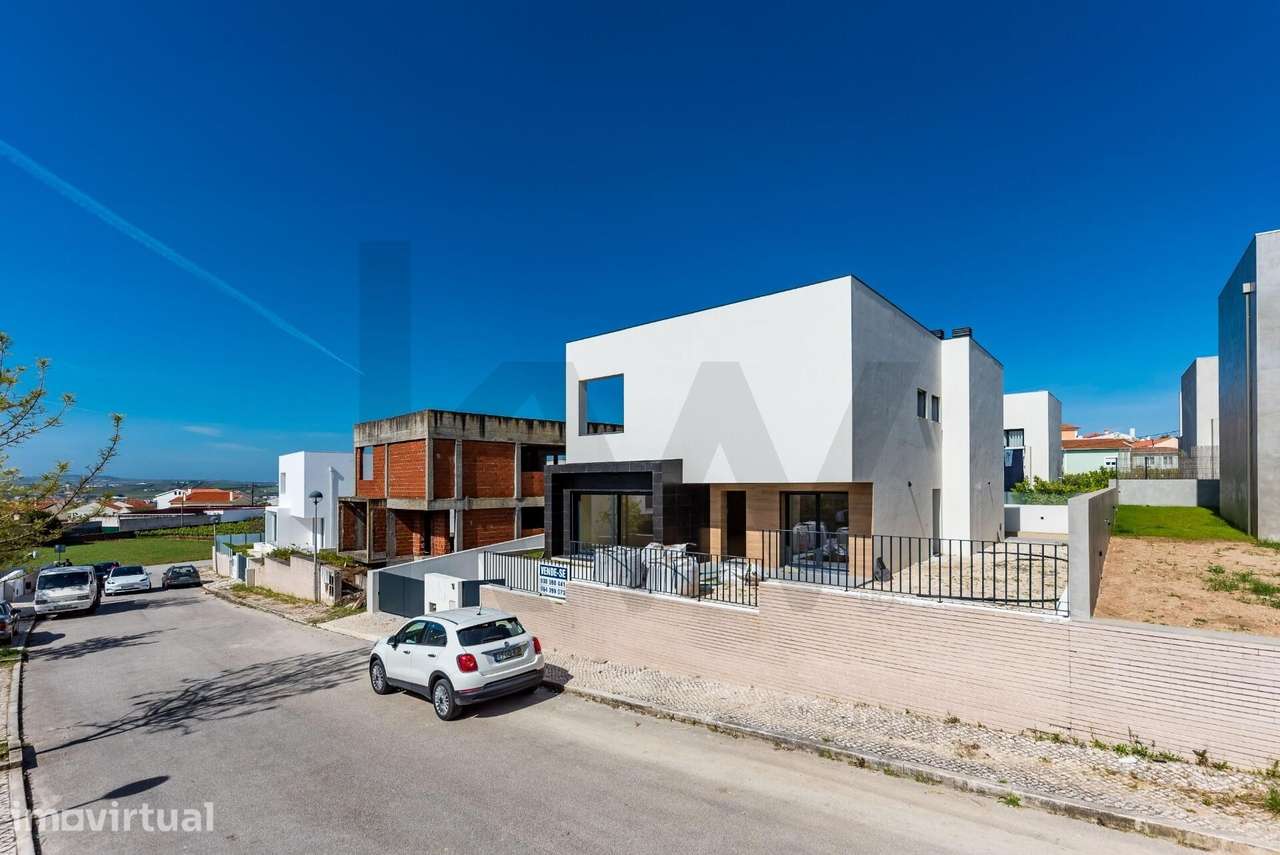 MORADIA NOVA EM TORRES VEDRAS, COM 4 QUARTOS, PISCINA, GARAGEM PARA DU - Grande imagem: 3/50