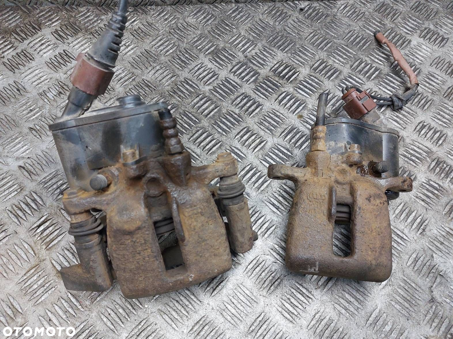 TARCZE HAMULCOWE TYŁ + KLOCKI + ZACISKI AUDI A6 C6 - 8