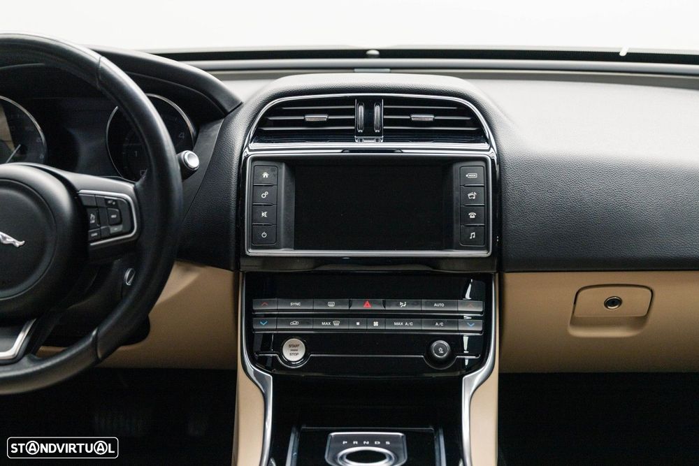 Jaguar XE 2.0 D Prestige Aut. - 17