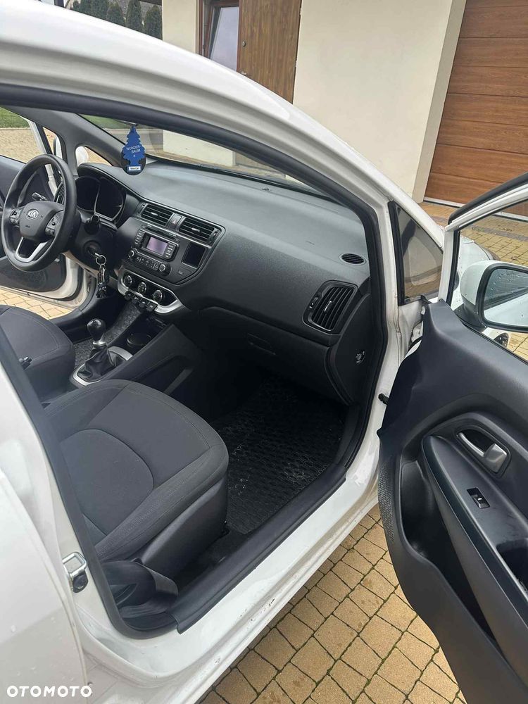 Kia Rio 1.2 L - 8