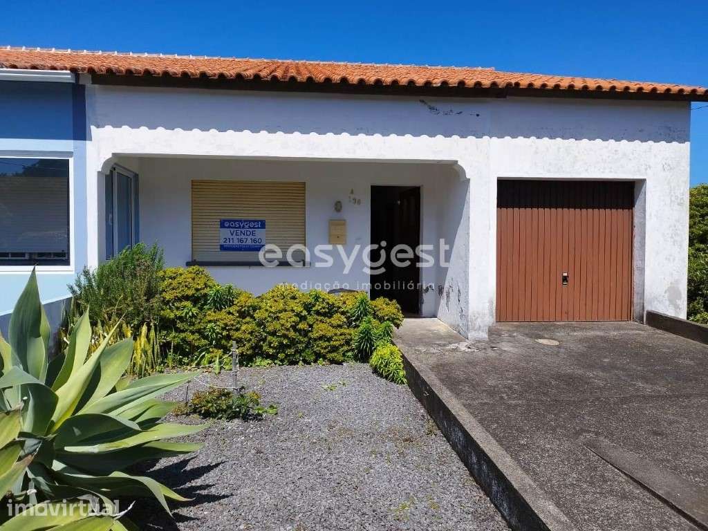 Moradia T5 em Biscoitos Ilha Terceira Com duas Garagens e Quintal - Grande imagem: 2/39