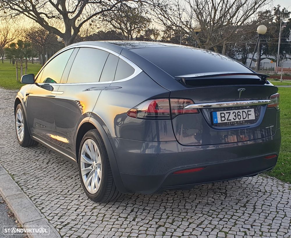 Tesla Model X - 5