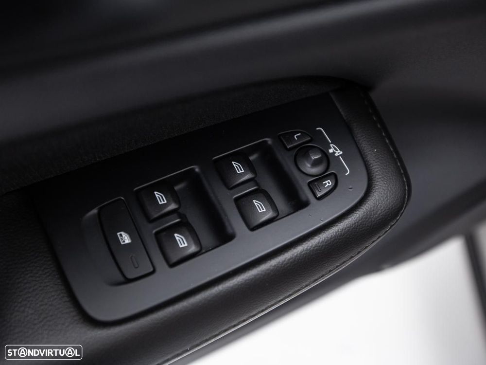 Volvo V60 2.0 T8 AWD TE Momentum Plus - 18