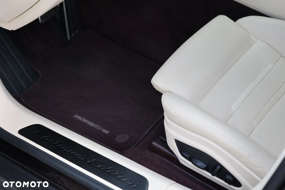 Porsche Panamera 4 Platinum Edition - 16