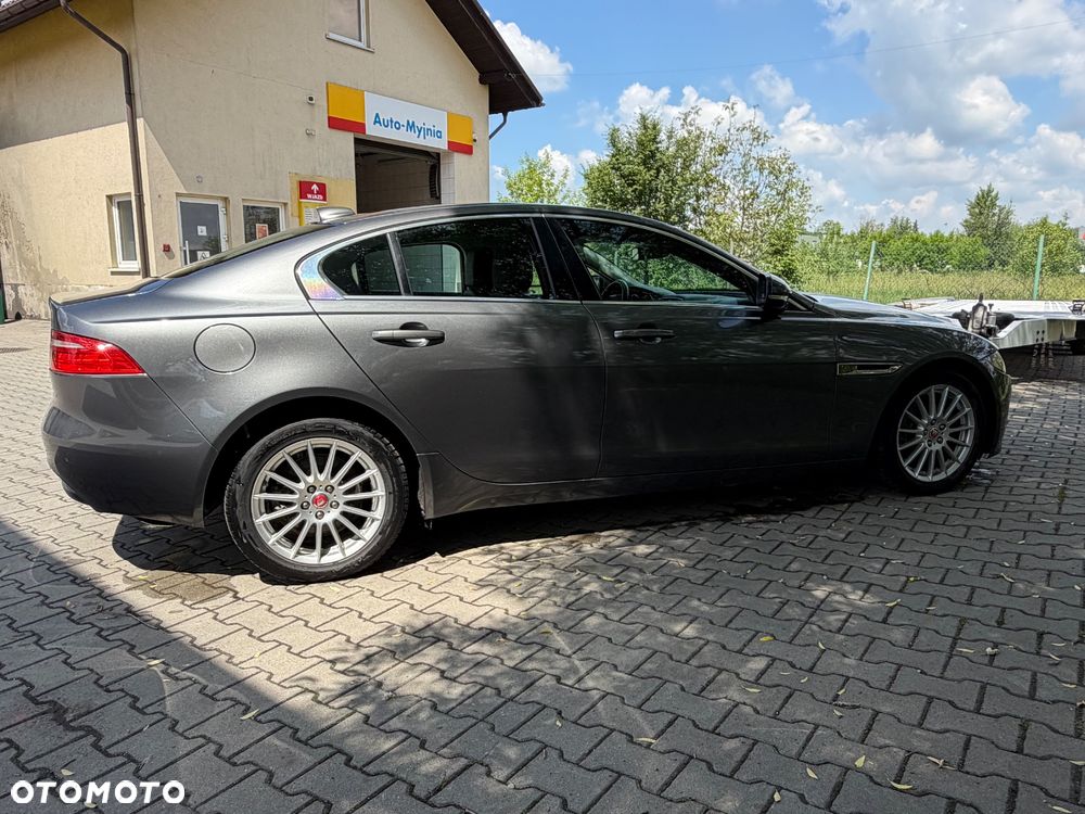 Jaguar XE 2.0 D Portfolio - 15