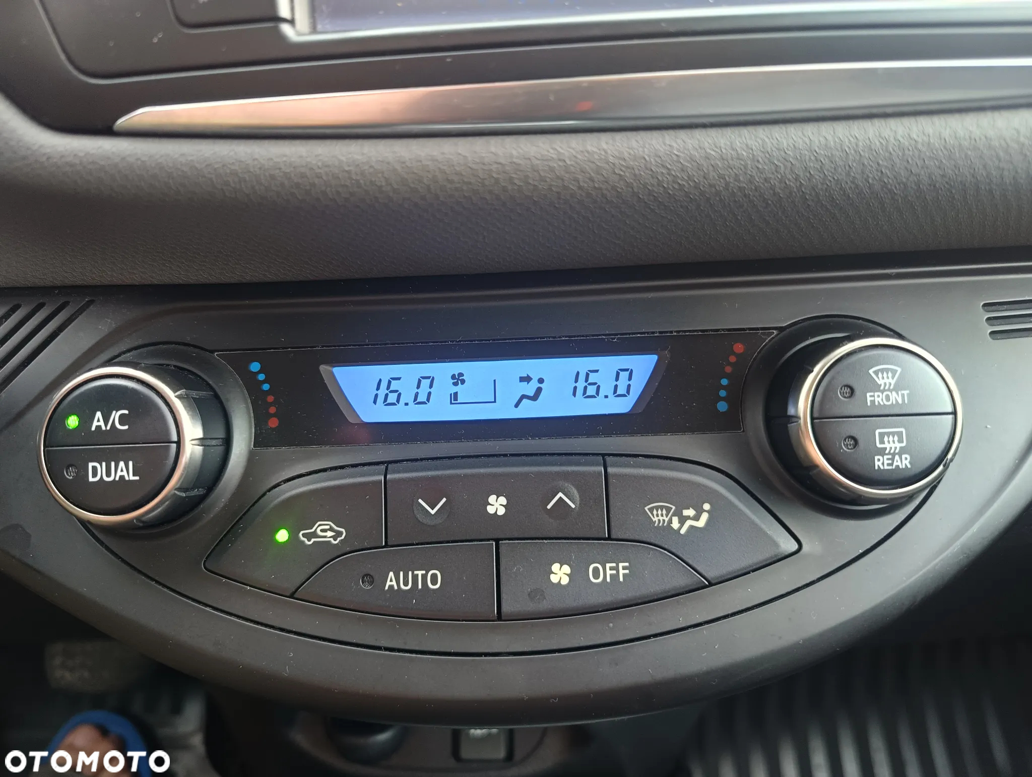Toyota Yaris Hybrid 100 Premium - 18