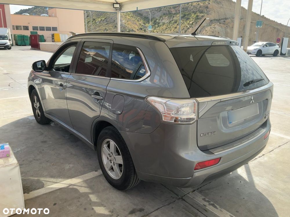 Mitsubishi Outlander Instyle NAVI + - 3