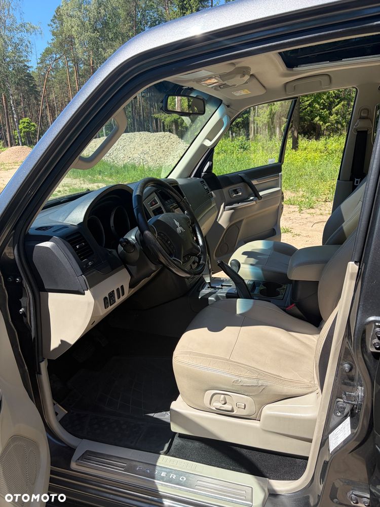 Mitsubishi Pajero - 16