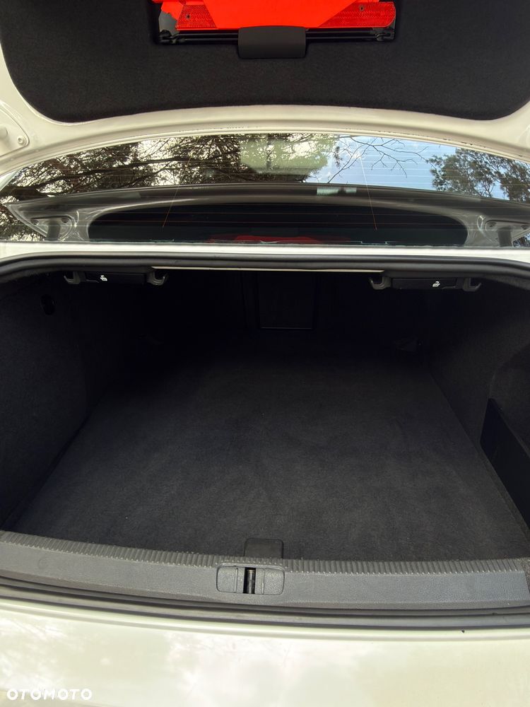 Volkswagen Passat - 11