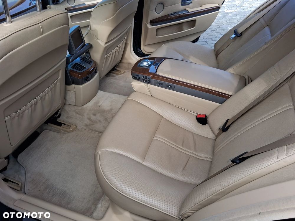 BMW Seria 7 745Li - 22