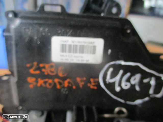Fecho 3D1837015AP VW GOLF 5 1K 2005 1.9TDI 105CV 5P BEGE FESQ 9 PINOS VW JETTA 3 2007 1.9TDI 105CV 4P PRETO FE - 2