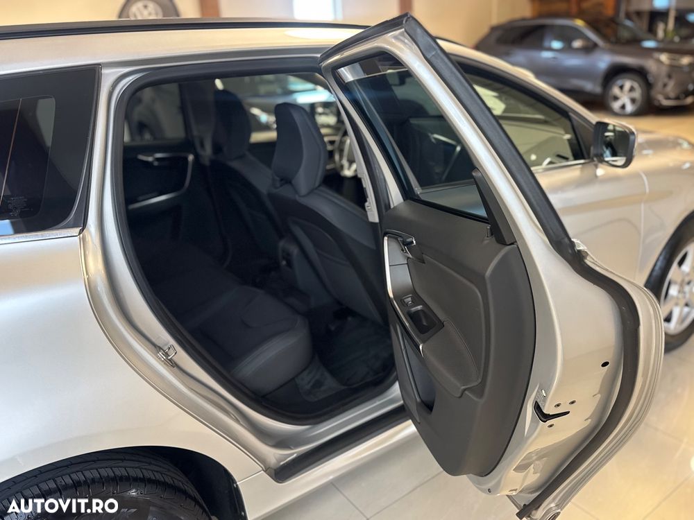 Volvo XC 60 D4 AWD Geartronic Momentum - 11