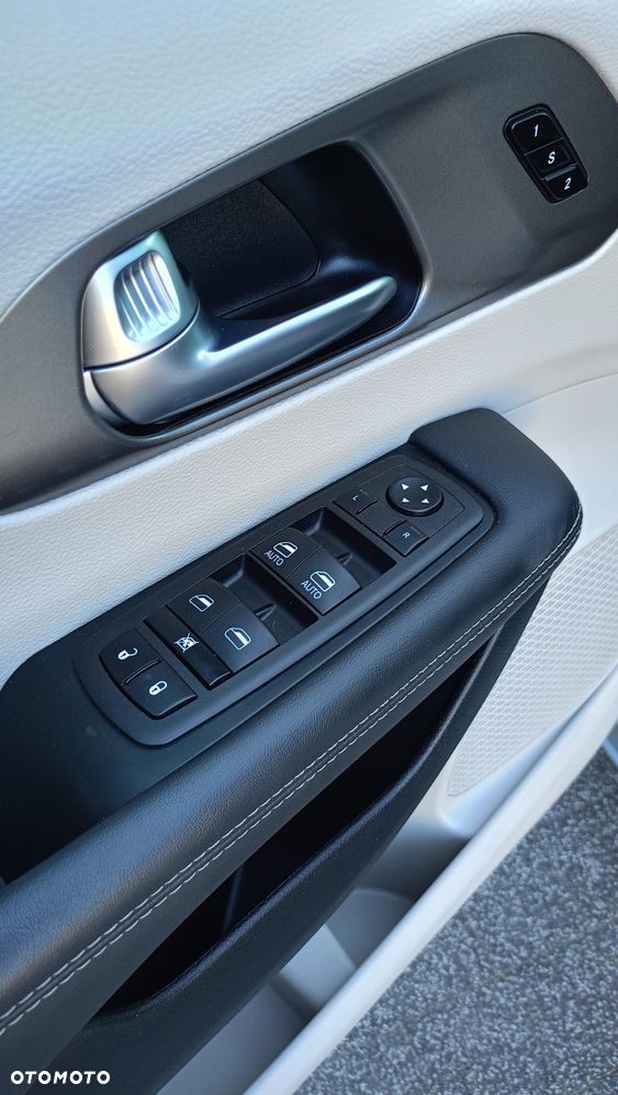 Chrysler Pacifica - 28