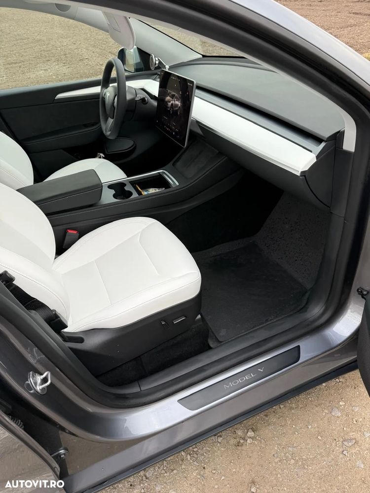 Tesla Model Y - 13