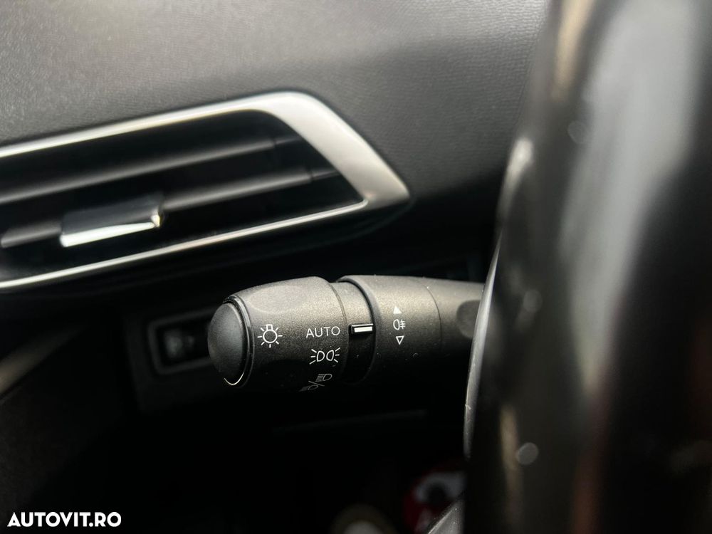Peugeot 3008 1.2 PureTech 130 EAT8 Allure Pack - 25