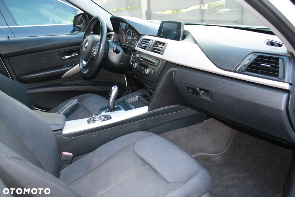 BMW Seria 3 318d Sport Line - 30