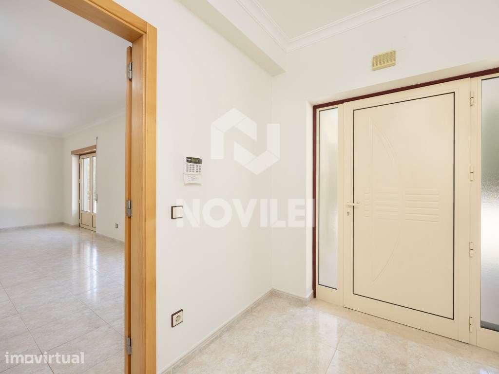 Moradia Isolada Térrea, renovada, 1500m2 de terreno murados - Grande imagem: 4/31