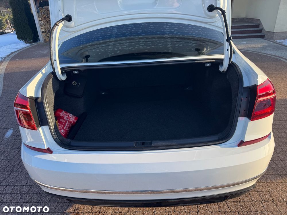 Volkswagen Passat - 11