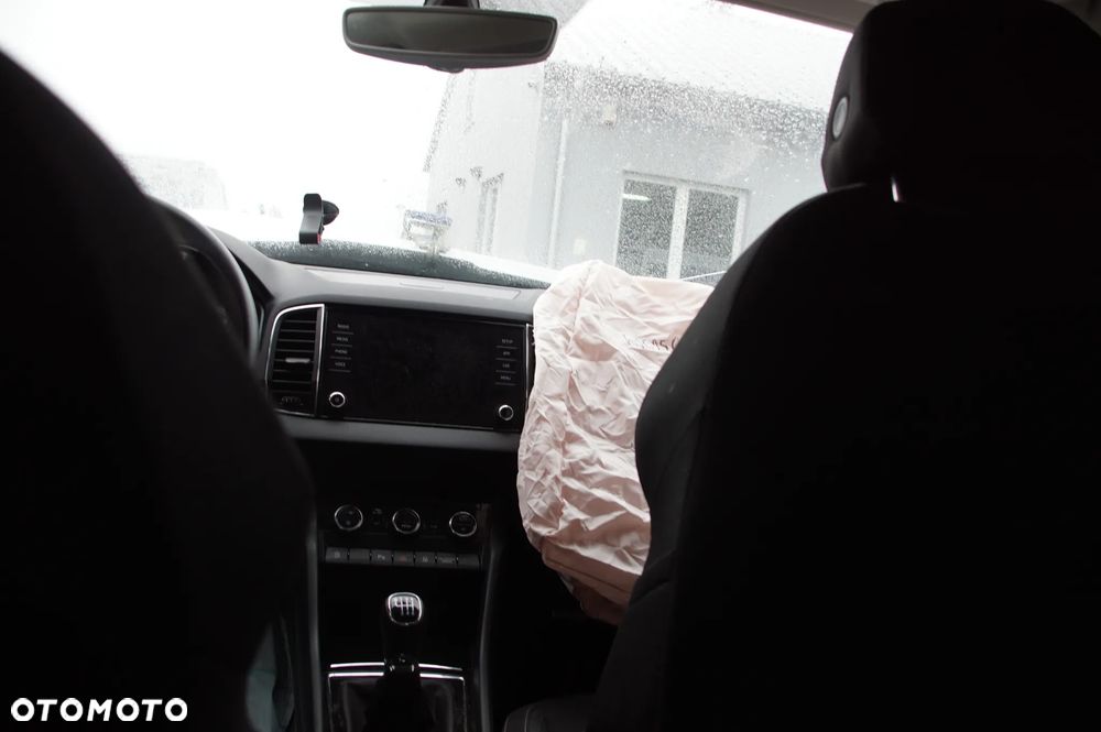 Auto na części - Skoda Karoq 1.6 TDI 115 KM DGTE TKK LS9R 130 TYS. KM 2018R Silnik Skrzynia Drzwi Lusterko Klapa Lampa Szyba Felga Deska Kokpit Moduł Licznik Radio Fotel Zderzak Chłodnica Błotnik Zawieszenie Turbina Wtryski Intercooler Kompletne Części Rozbiórka - 13