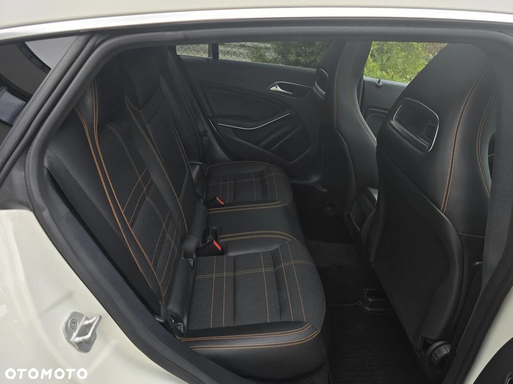 Mercedes-Benz CLA 180 Peak Edition - 17