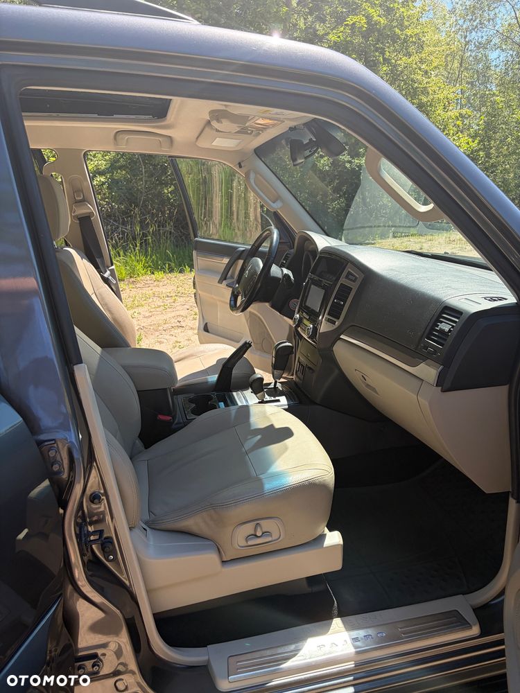Mitsubishi Pajero - 20