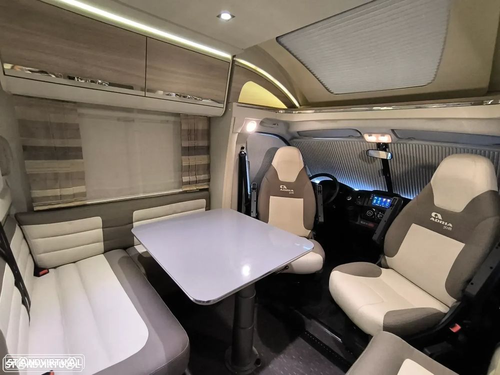 Adria Matrix M670SC 50 Anos 5lugares Cama central e basculante - 13