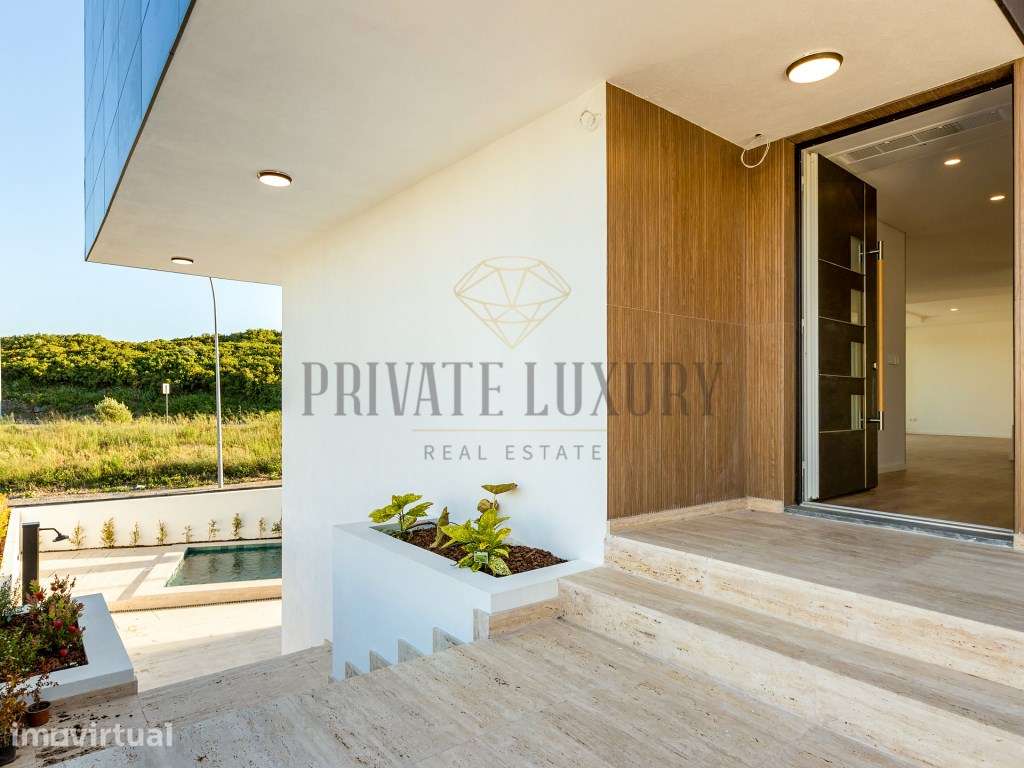 Moradia de Luxo T5 com Piscina em Belas, Sintra | Design Contemporâ... - Grande imagem: 2/25