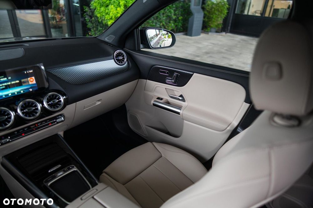 Mercedes-Benz GLA - 16