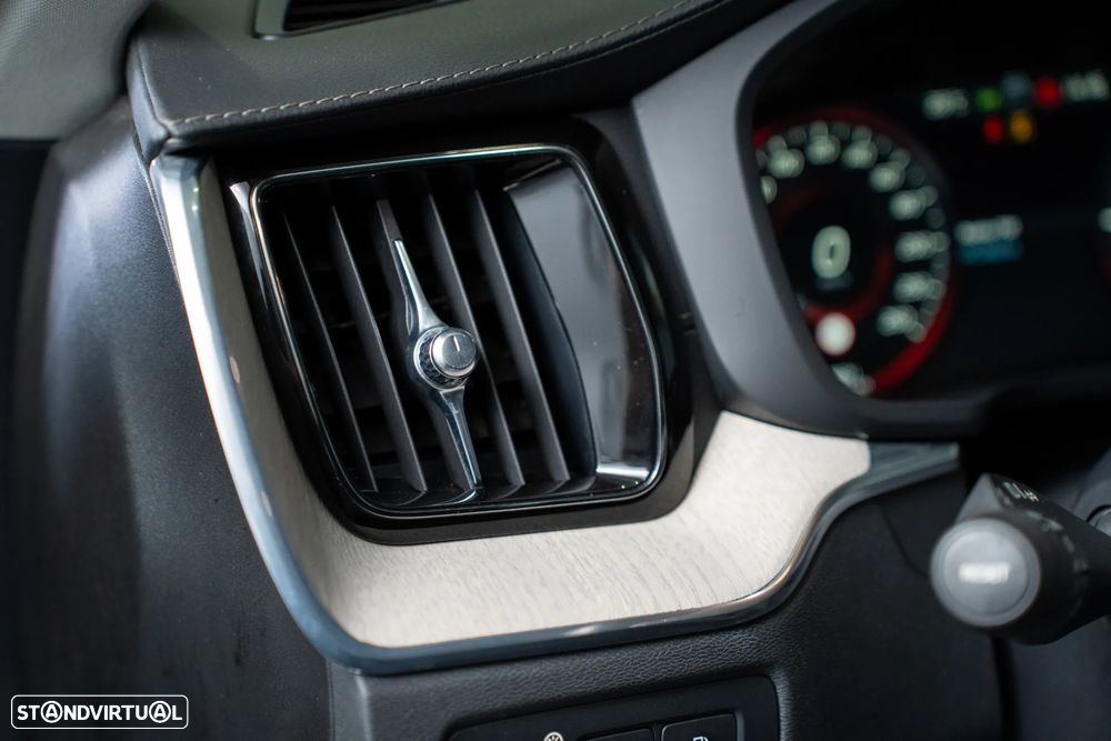 Volvo XC 60 2.0 T8 PHEV Momentum Plus AWD - 22
