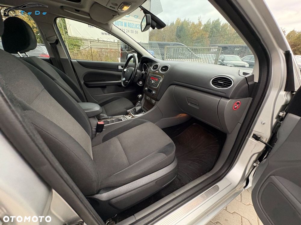 Ford Focus 1.8 FF Ghia - 25