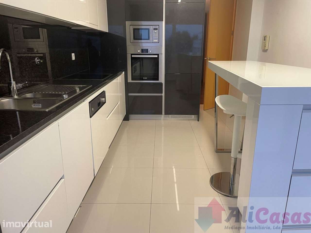 **Duplex T3 Semi-novo com Vista Mar -Garagem Individual P/3 carros** - Grande imagem: 4/59