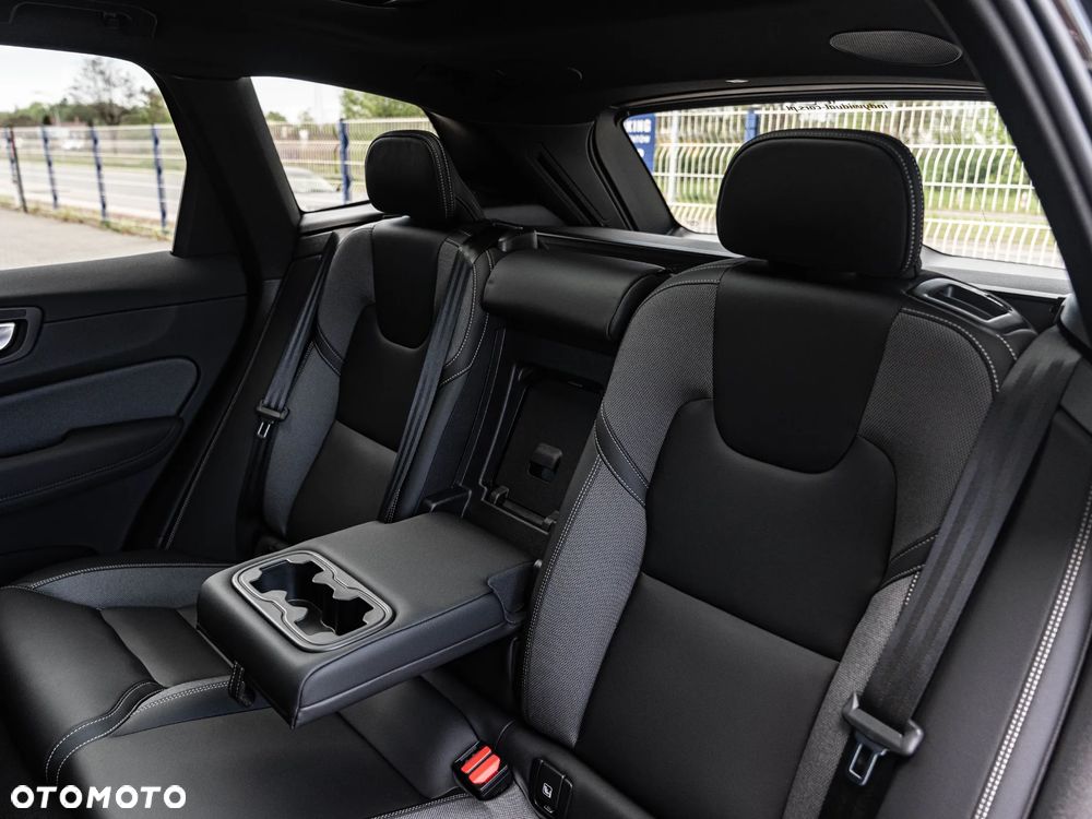 Volvo XC 60 B5 B AWD Plus Dark - 28